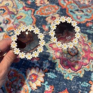 Circus by Sam Edelman White Daisy Floral Round Sunglasses